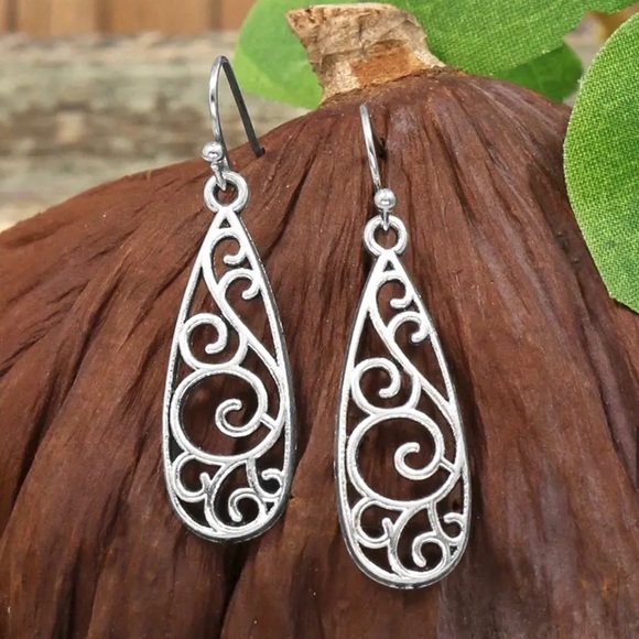 ⭐️ 5 for $25 Vintage Style Silver Tone Hoop Earrings - Picture 1 of 3